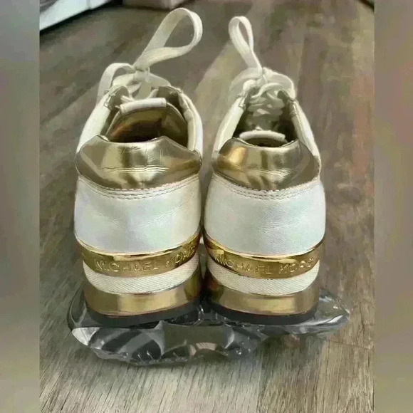 Michael Kors White Leather Sneakers with gold detail - Picture 8 of 15